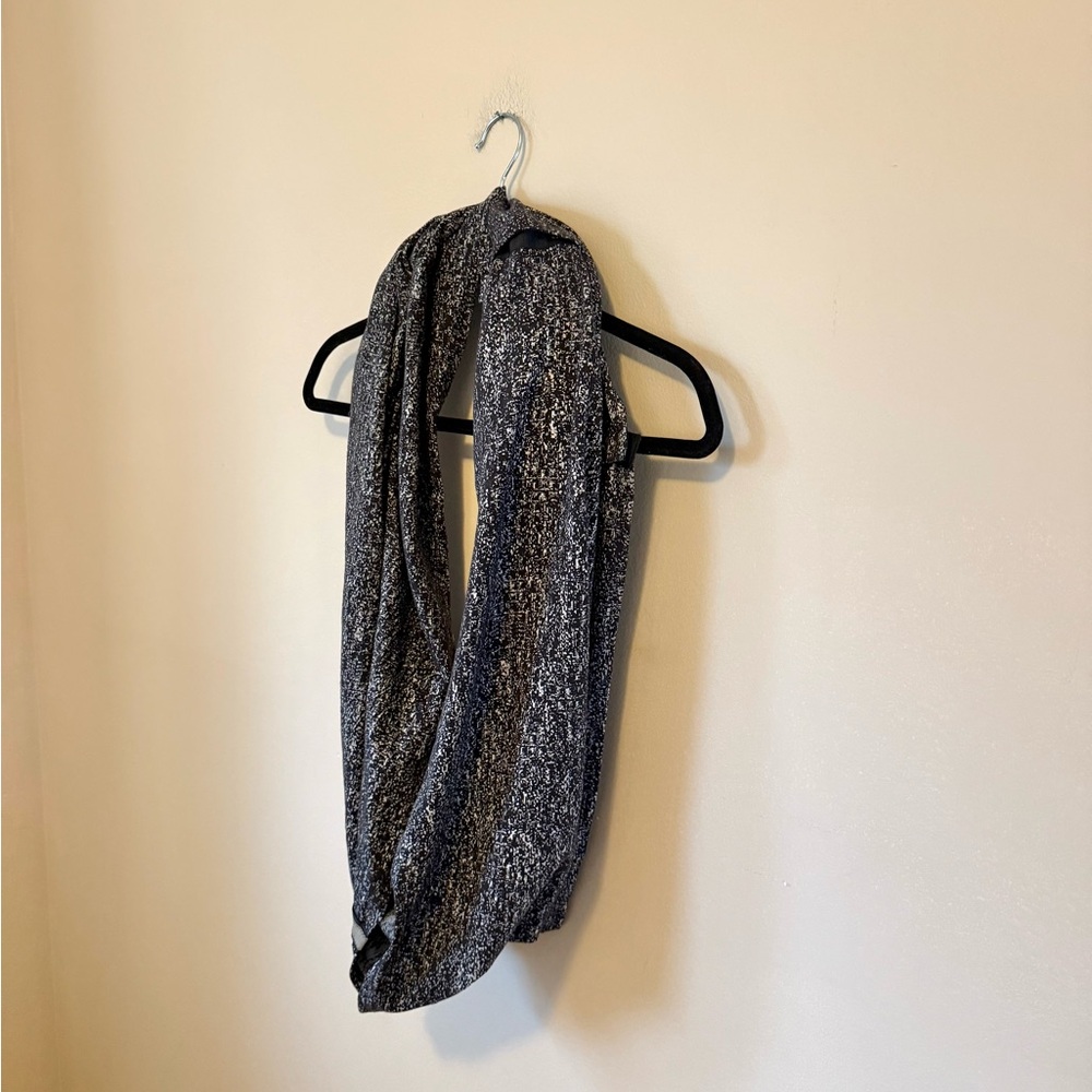 Lululemon Black and White Infinity Scarf